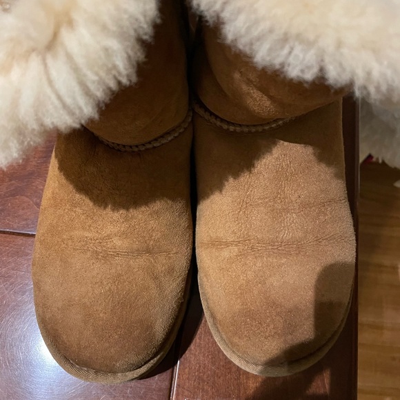 Size 9 authentic Ugg bailey button style in Camel - Picture 2 of 5